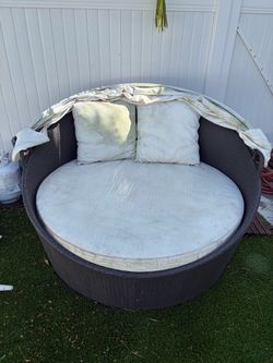 Moving Sale: Outdoor Wicker Round Daybed / Pool Lounge with Retractable Canopy