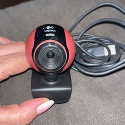 Logitech 1.3 MP USB Wired Clip-on Webcam w/ Built in Microphone