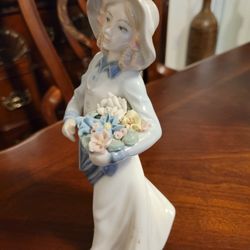 Beautiful Porcelain Nao By Lladro 