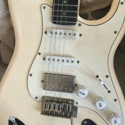 White GStyle Electric Guitar, With NEW guitar Strings 