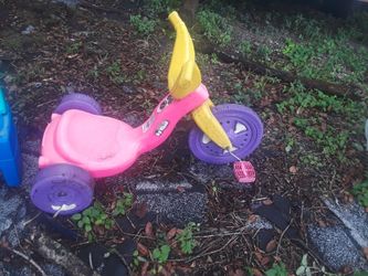 Girls play tricycle