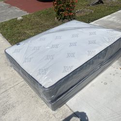 Queen mattress regular set with box spring ( 2pc brand new) 