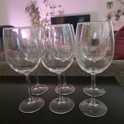 Crystal wine glasses and aerator