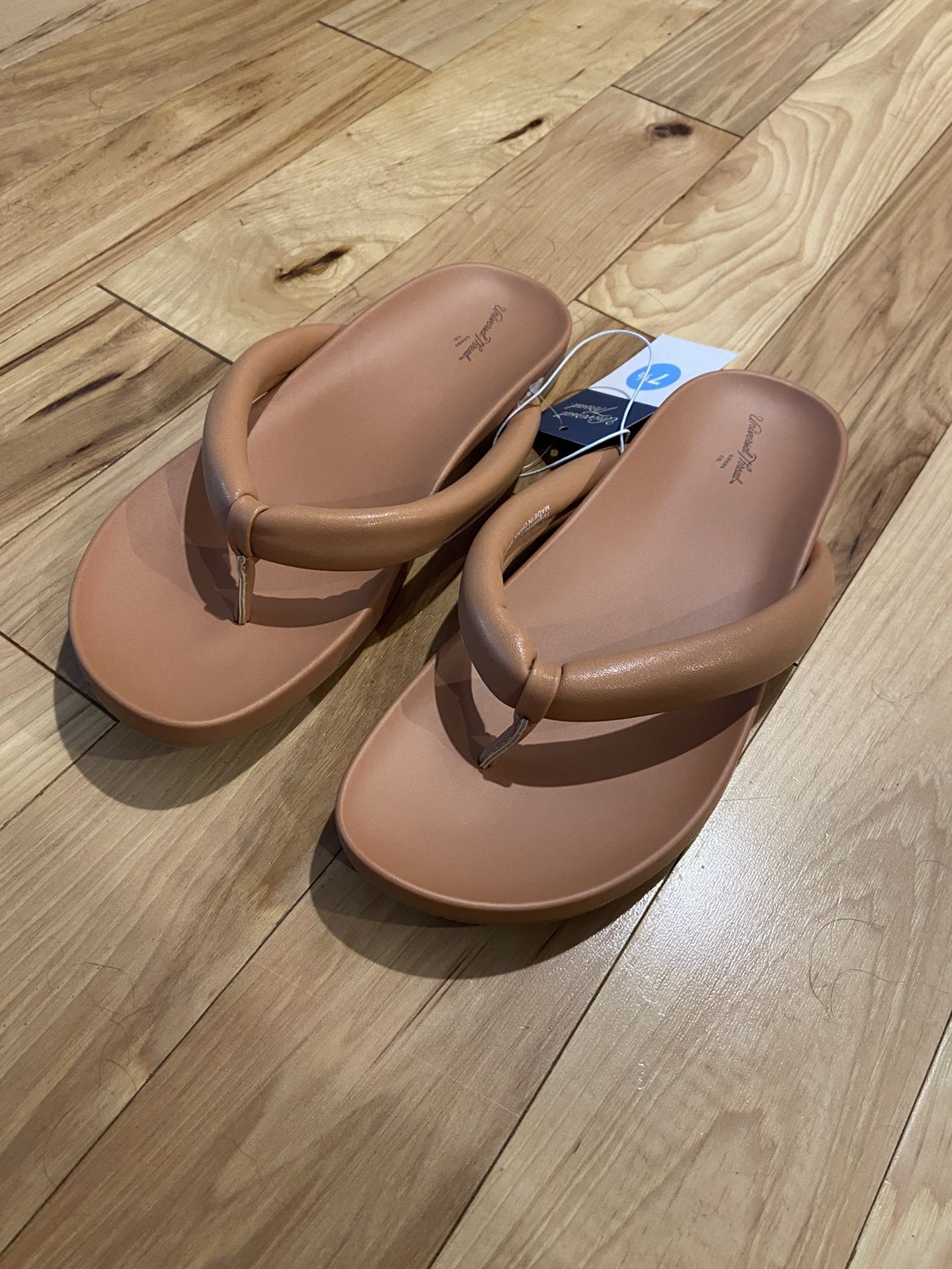 Universal Thread Ladies Tan Sandals 7.5 NWT