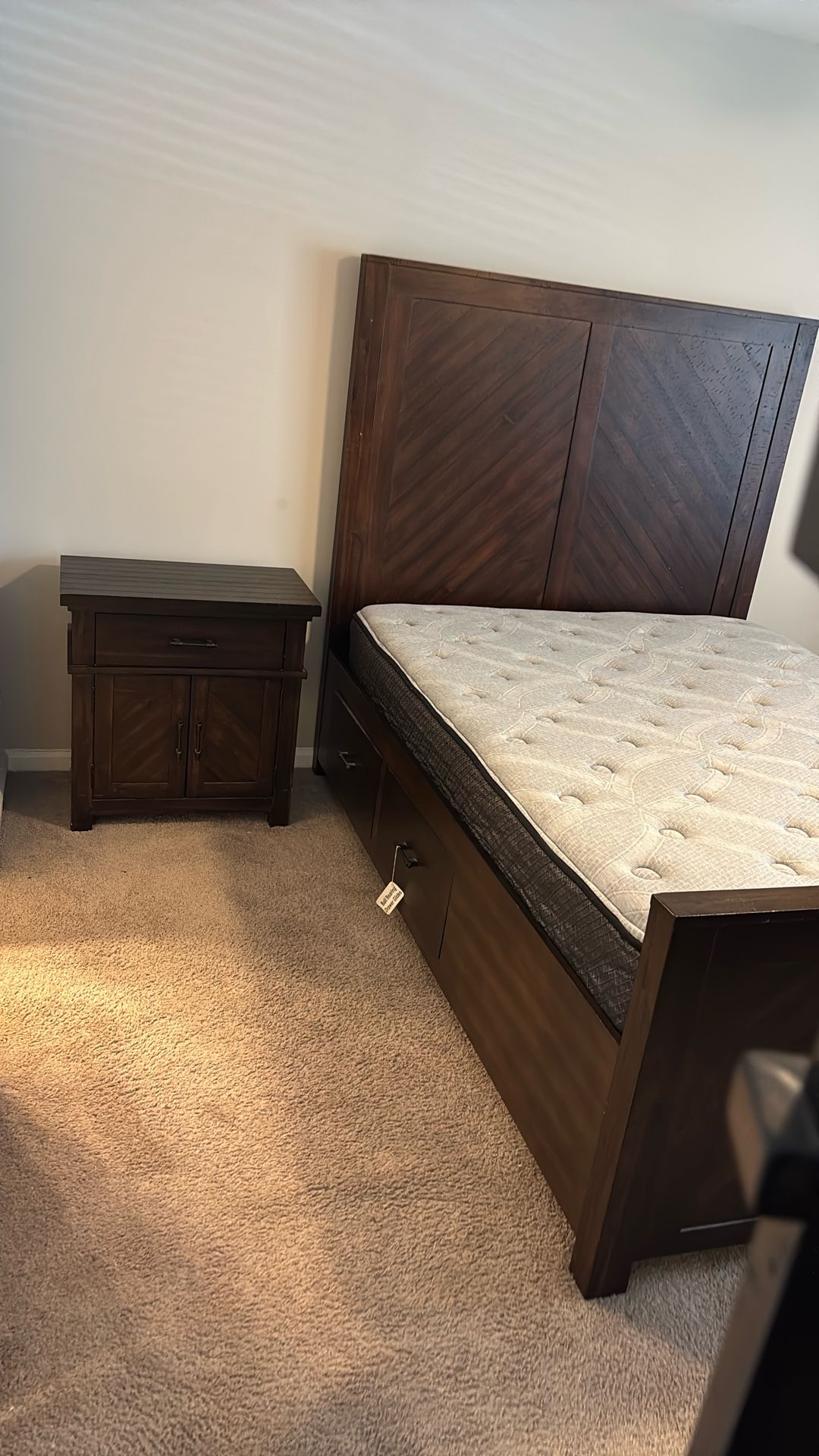 Beautiful Dark Wood Queen Sized Bedroom Set!