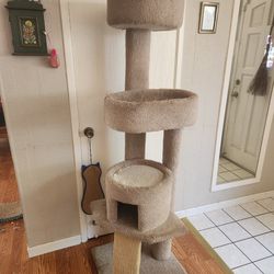 Barely Used Cat Tower Super Sturdy. Blankets Kept On Whole Time