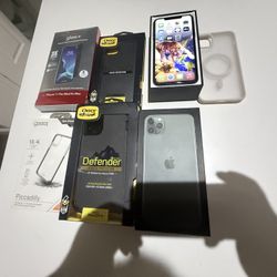 iPhone 11 Pro Max UNLOCKED 90%🔋 battery health BUNDLE