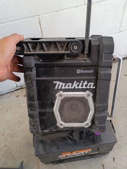 Makita Bluetooth radio bring own batterie. Yes it works