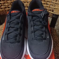 Nike Men UPLIFT Size 9 Sneakers 
