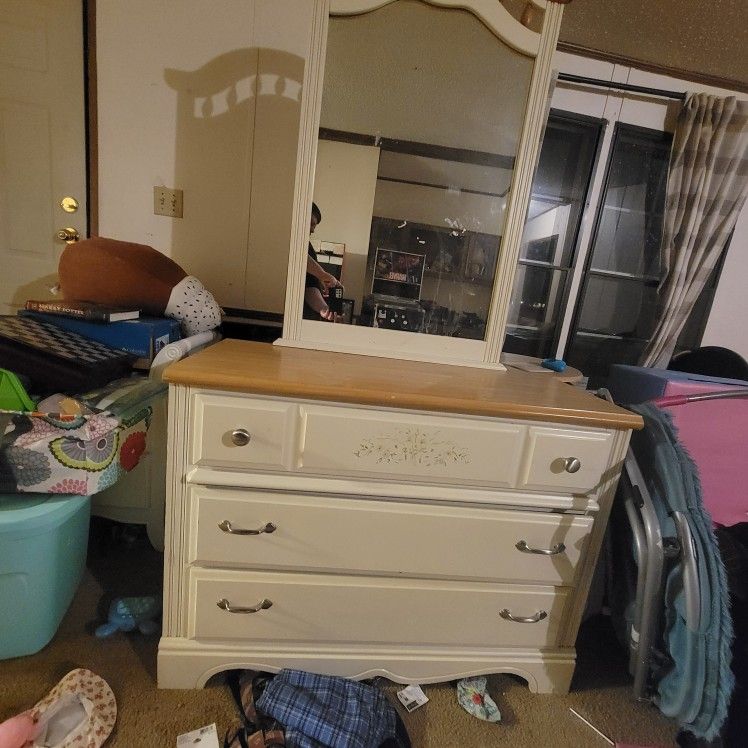 Nice Dresser And Mirror Set!!