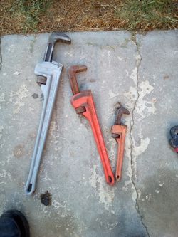 Pipe wrenches