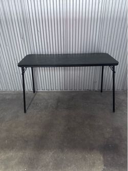 Folding table