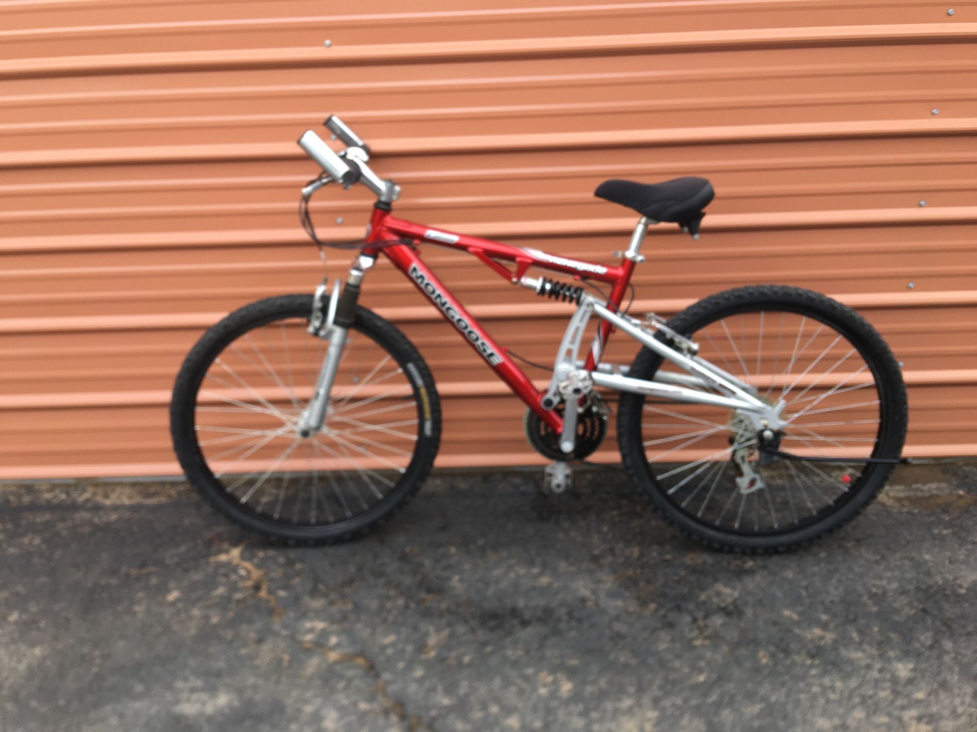 Mountain Bike Mongoose Renegade Bicycle 7 Speed Shimano Equipped