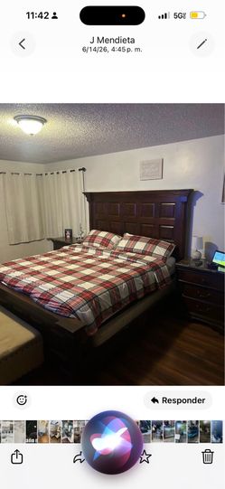 Juego de cuarto, cama matrimonial con su base y cabezal, gaveteros laterales, cómoda y espejo