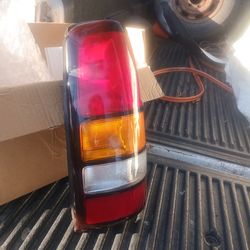 TAIL. LIGHT,//// DRIVERS. SIDE