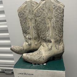 Woman’s Size 7 Cowgirl Boots With Diamonds