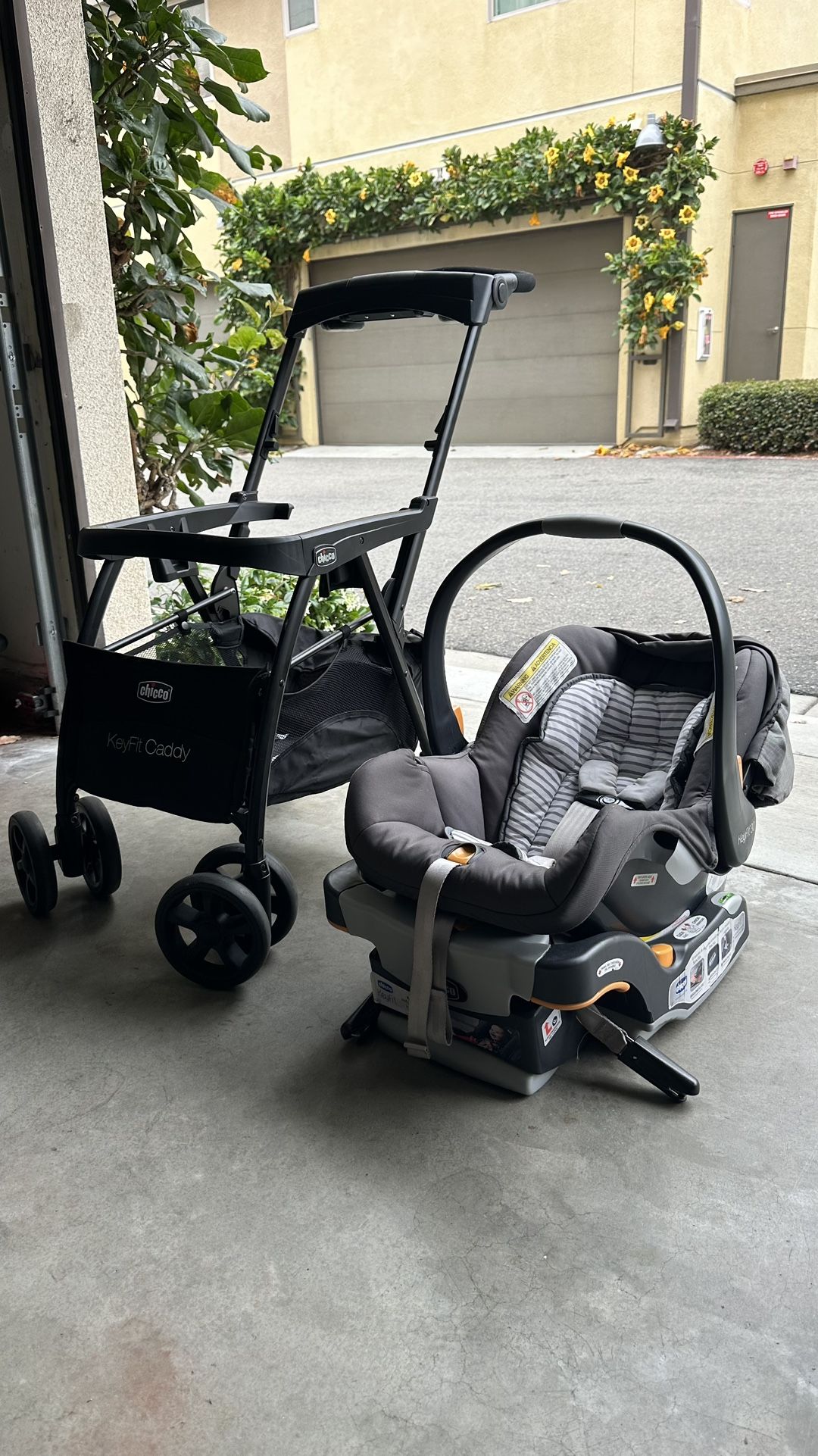 Chicco Keyfit Infant Car seat, Base & Caddy Expires Jan 2027
