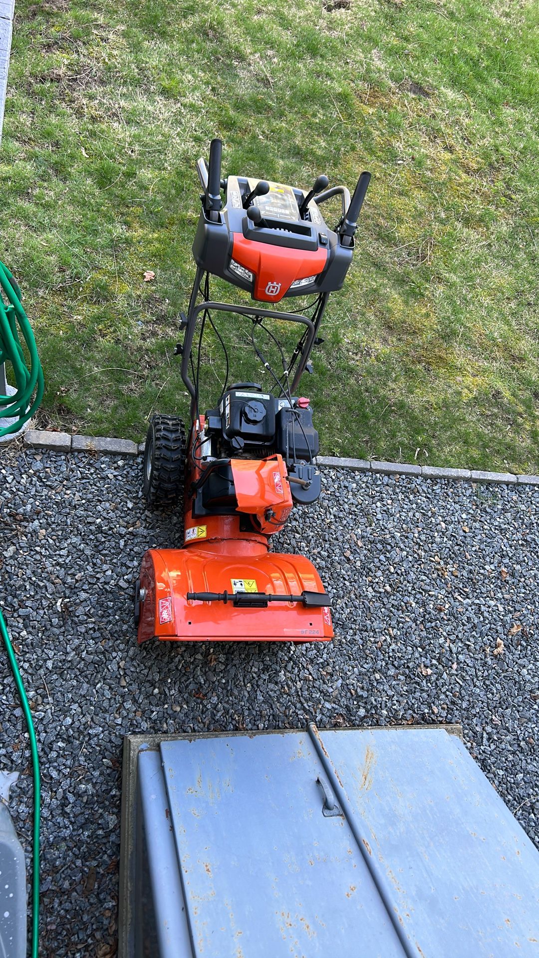 ST 224 Husqvarna snowblower excellent condition