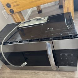 Frigidaire Gallery Over-the-Range Microwave – Excellent Condition