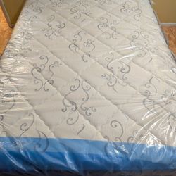 Qu,een matt,ress 10 inch, medium firm and box spr,ing.
