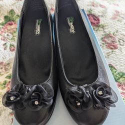 New black shoes Size 7,5, Color Black 