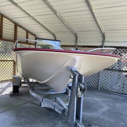 1984 McKee Craft Offshore Center Console - 17.5 Ft With A 150HP Johnson.