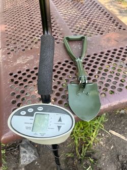 Discovery 1100 Metal Detector with Folding Shovel
