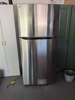 LG Refrigerator. Insulated For Efficiency