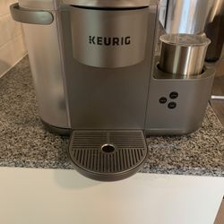 Keurig Coffee Maker (pods) With Milk Frother