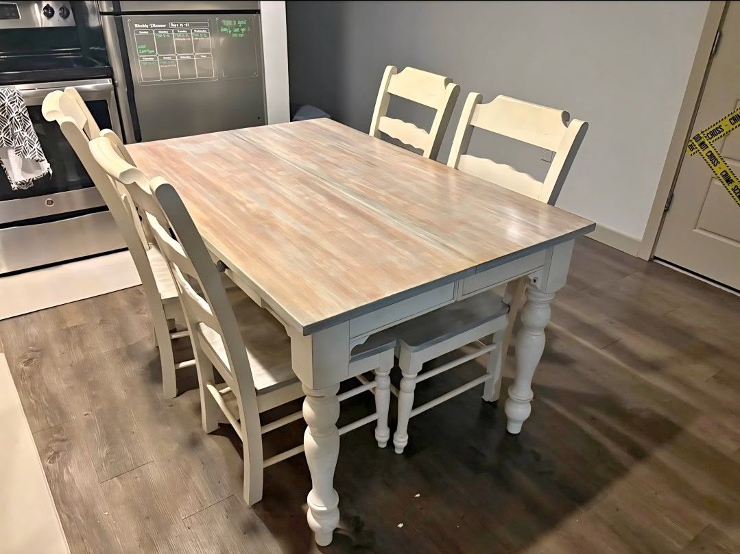 Dining Room Table & 6 Chairs 