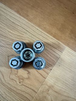 Lug nut with key