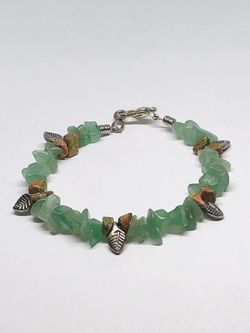 Bracelet with aventurine and blood jasper chips and silver tone leaves