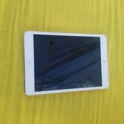 IPAD APPLE  FOR PARTS...DO NOT TURN  ON...PARA PARTES NO PRENDE  CRACK SCREEN 