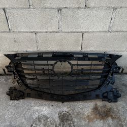 NEW MAZDA 3 GRILLE HOUSING MAIN 2017 2018. MA1200213 capa certified