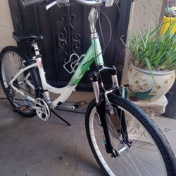 NICE BIKE DIAMONDBACKS SERENE CLASSIC  TIRES SIZE 26 FRAME SIZE MEDIUM 