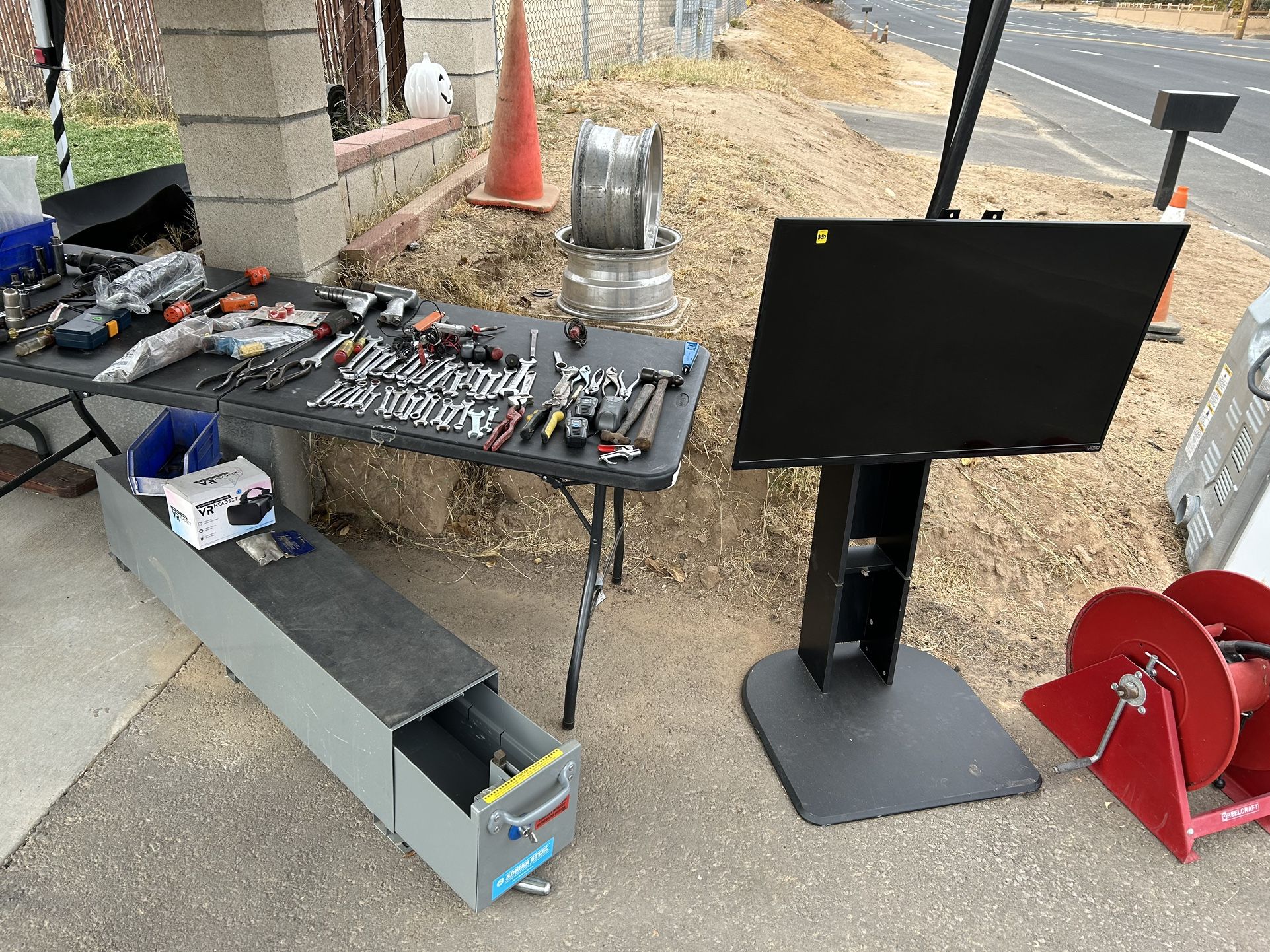 YARD SALE TODAY MON 12/23