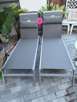 2 sillas de piscina nuevas x 150$