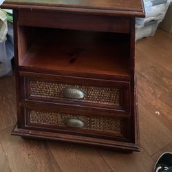 Mahogany Pier One End Table / Side Table 