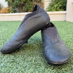 Blackout Adidas Predator mens size 6