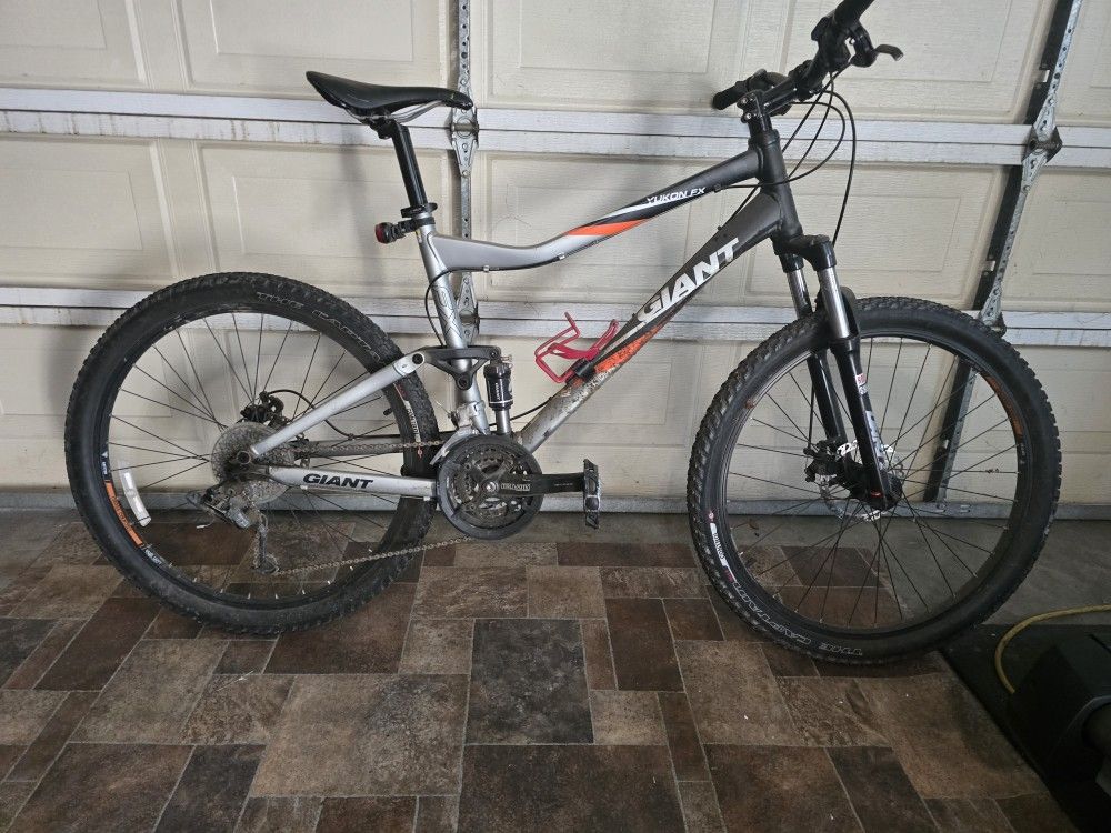 Giant Yukon Full Suspension Mountain Bike