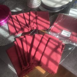 Dinner Napkins 28 Total