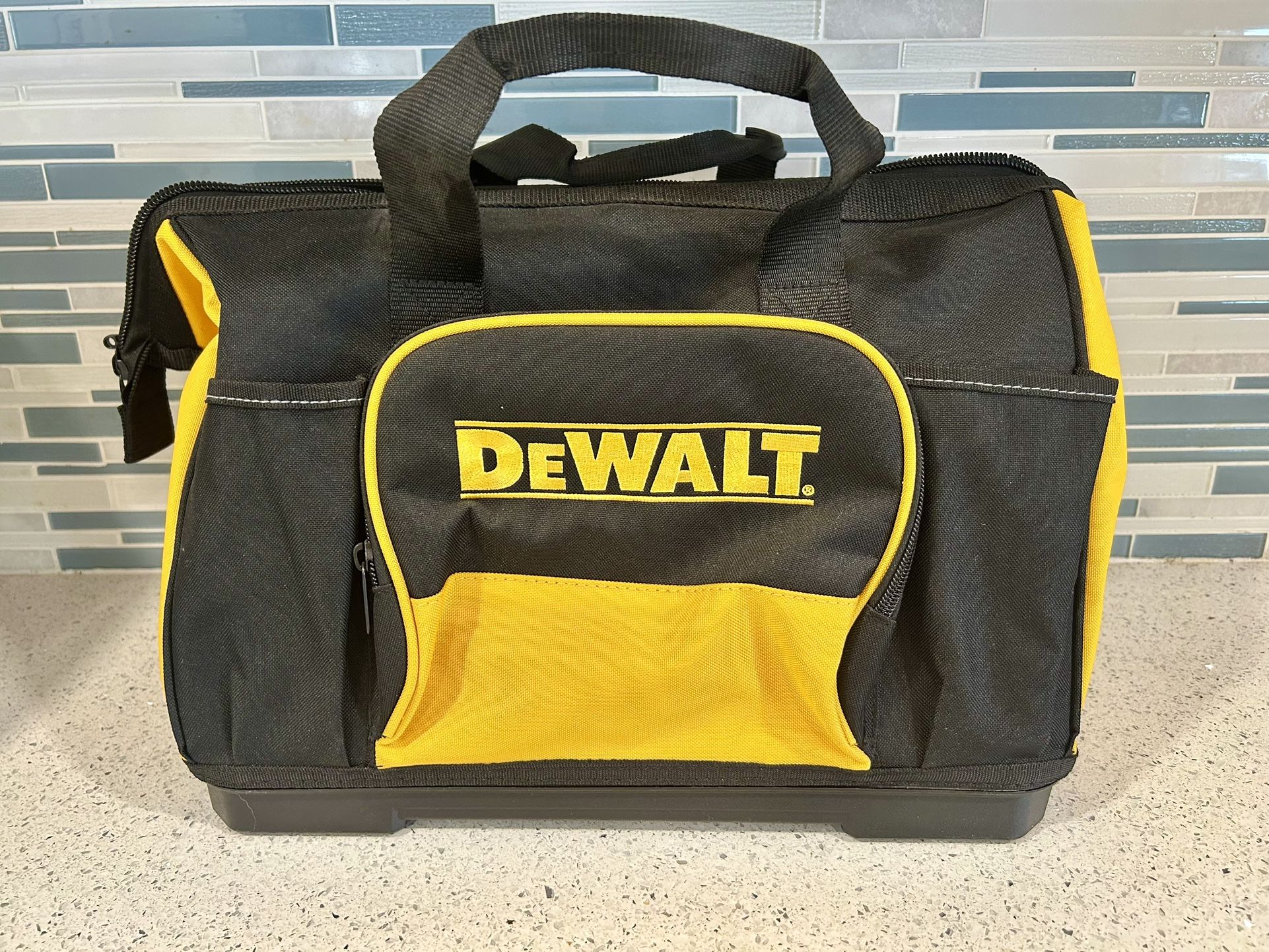 BRAND NEW DEWALT 21” Tool Bag with pocket