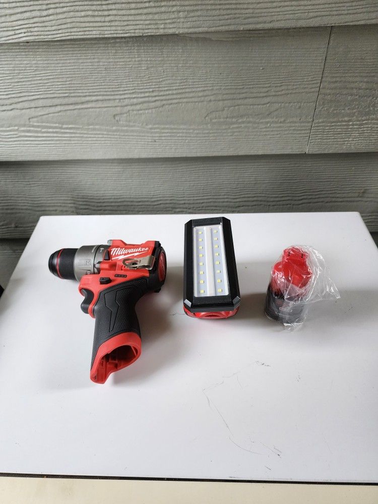 Milwaukee M12 Drill + light +2.0 Battery 