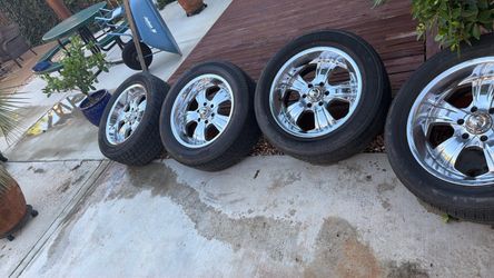 20” Kruz K-8 Chrome Wheels & 275/55R20 Tires