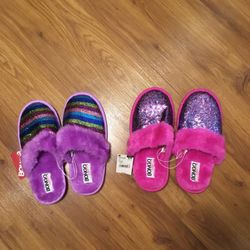 Youth Slippers Size XL 4 5 Both for 10 for Sale in Hazel Park MI