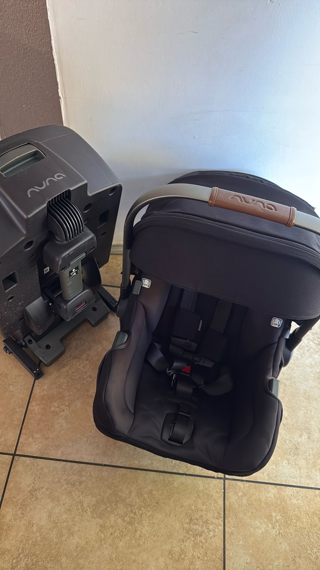 NUNA CAR SEAT SUPER CLEAN LIKE NEW