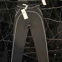 Alo black in white gym set