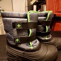 Kids Snow Boots  Size 3 NEW