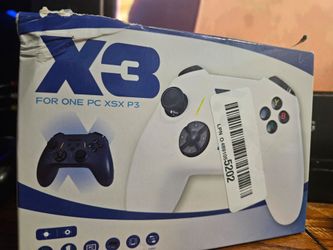 Wireless gaming controller