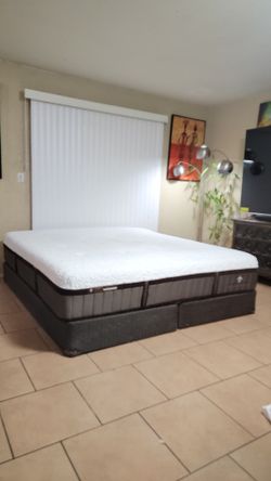 HIGH QUALITY KING SIZE STEARNS AND FOSTER HYBRID MATTRESS AND BOXSPRINGS FOR SALE! IN EXCELLENT CONDITION, FREE DELIVERY